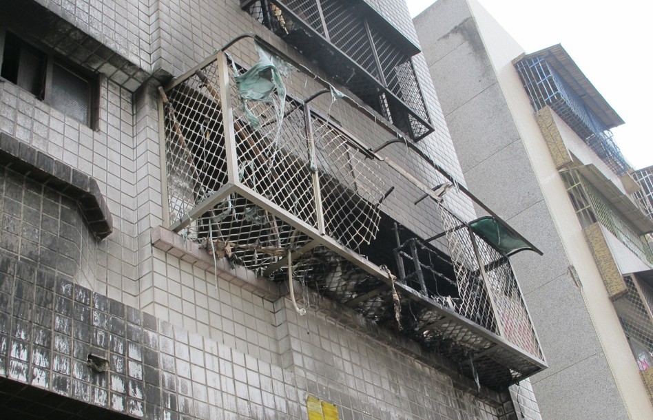有網友認為住家不加裝鐵窗，才能避免阻礙火災逃生。圖為火災後的鐵窗。聯合報系資料照片／記者林保光攝影