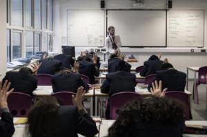 學生安靜無聲…英國學校的魔幻景象 把嚴格管教當成功方程式