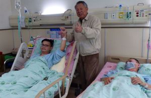 台中市議員黃健豪（左）2017年捐肝給父親（右）。圖／聯合報系資料照片