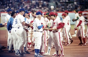 美國道奇職棒隊來華進行友誼賽，1993年10月29日在台北市立棒球場迎戰味全龍、俊國熊聯軍，雙方球員賽前握手致意。圖／聯合報系資料照片