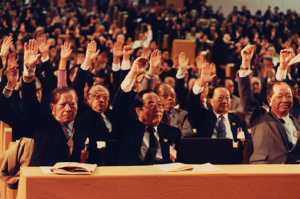 1991年4月22日，第一屆國民大會第二次臨時會通過「憲法增修條文」及「廢止動員戡亂時期臨時條款廢止案」，推動國會改選。圖／聯合報系資料照片