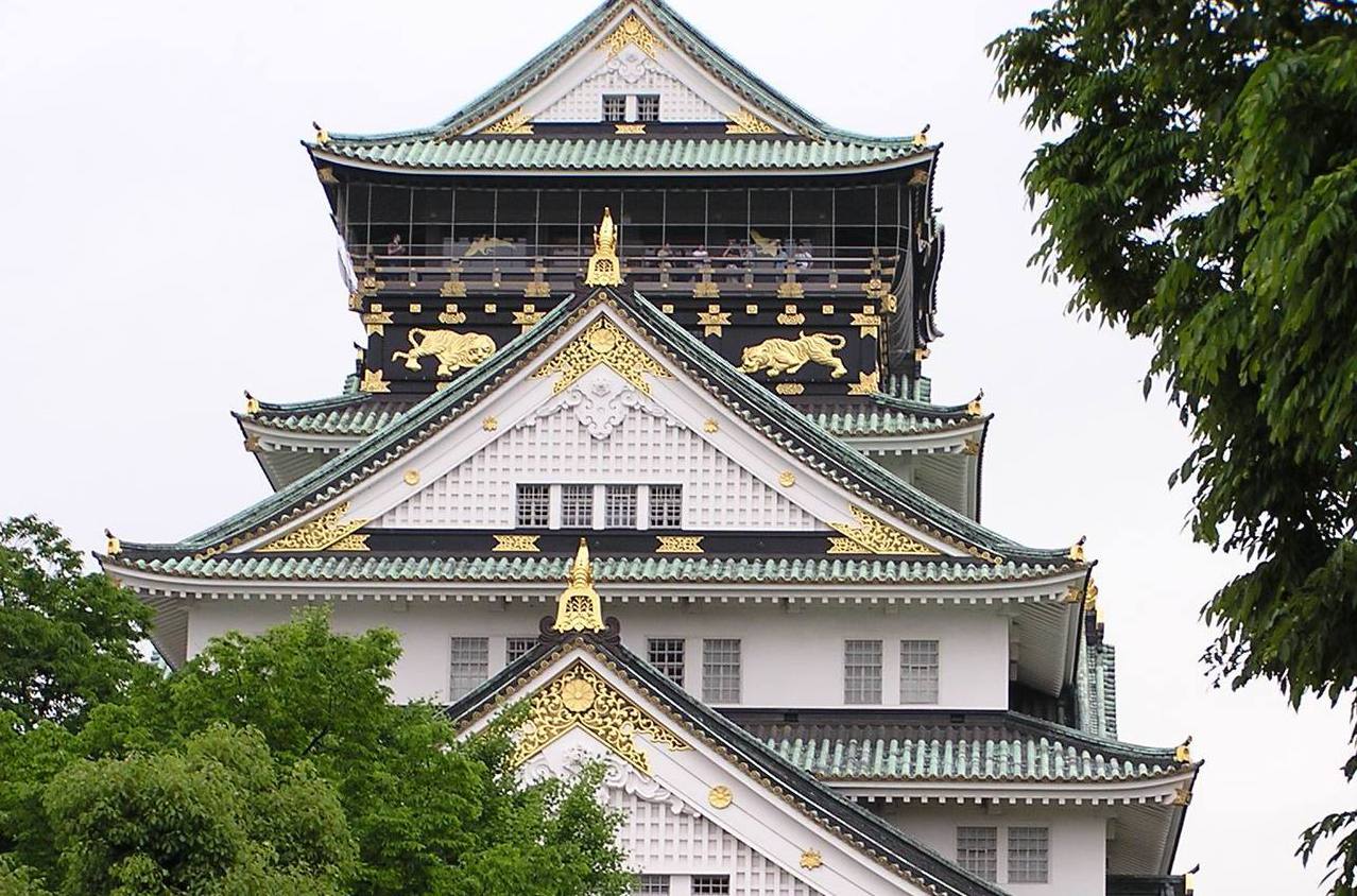 日本疫情暫趨緩，閉館約3個月的大阪城天守閣今天重新開放民眾入館參觀。