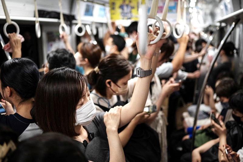 最近一項調查顯示，現在只有30%的年輕日本人覺得在公司升遷很重要。圖為日本福岡的民眾搭乘地鐵。路透