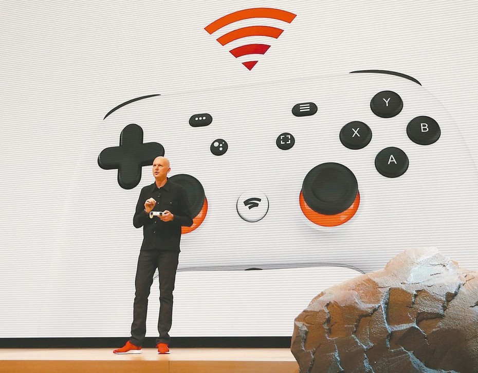 Google副總裁哈里森19日在舊金山介紹新推出的遊戲控制器。 （路透）