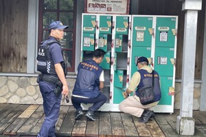 大批新竹縣警方進入六福村，搜索炸彈恐嚇信所稱的爆裂物。 記者巫鴻瑋／翻攝