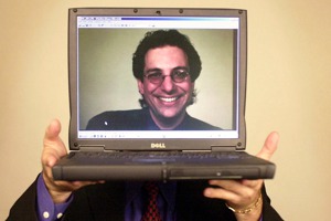 2002年6月，知名駭客米特尼克（Kevin Mitnick）拍照時用電腦螢幕上的圖像取代真實臉孔。美聯社