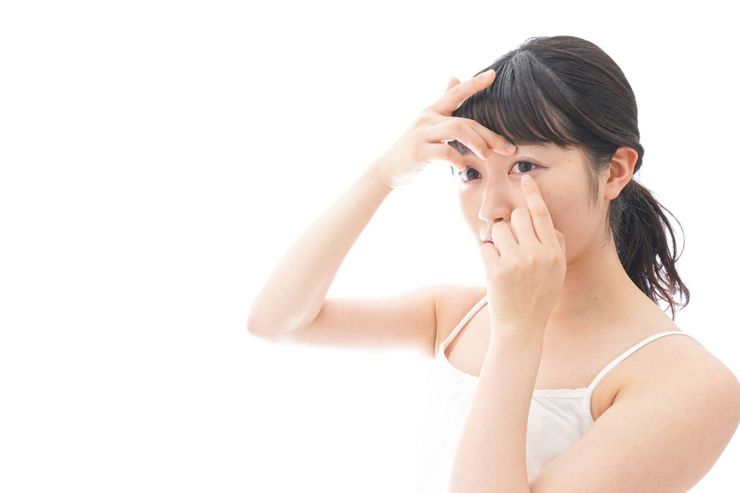 五大配戴隱眼NG行為！不只眼睛乾澀、角膜受損，還會增加細菌感染風險！