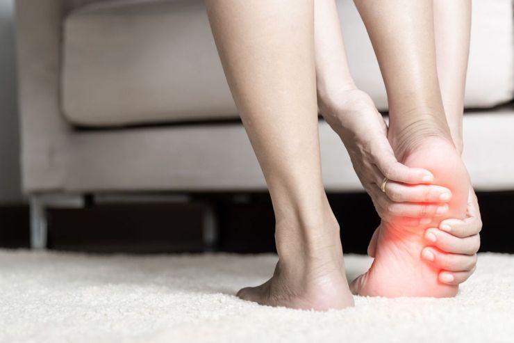 一下床腳底就痛爆！治療師：簡單3招遠離足底筋膜炎風險