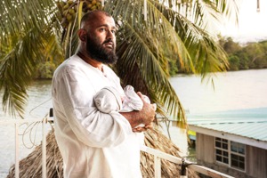 曾在古巴關達那摩灣監獄受中情局殘酷刑求的恐攻罪犯馬吉德．汗，2023年獲釋後與妻女團聚，定居貝里斯，今年3月生了一個小兒子。圖為他抱著兒子在貝里斯市一家餐館外。圖／紐約時報