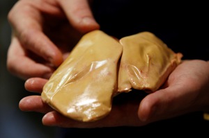歐洲人把鵝肝醬、魚子醬及松露並列為世界三大美食，圖為新鮮的鵝肝。路透