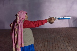 印度職業射擊手托瑪上月14日在印度北方省喬哈里村的自家靶場，用空氣槍示範射擊。圖／紐約時報