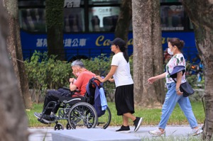 【專欄投稿】台灣高齡社會仰賴外勞的照護制度，還能走多久？