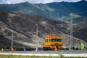 川藏鐵路「雅安至林芝段鐵路」，於11月8日進行開工動員大會，預計2030年後川藏鐵路通車。圖為川藏鐵路拉薩至林芝段。 中新社