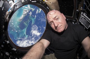 史考特．凱利在國際太空站待340天，是單趟待在太空時間最久的美國人。路透