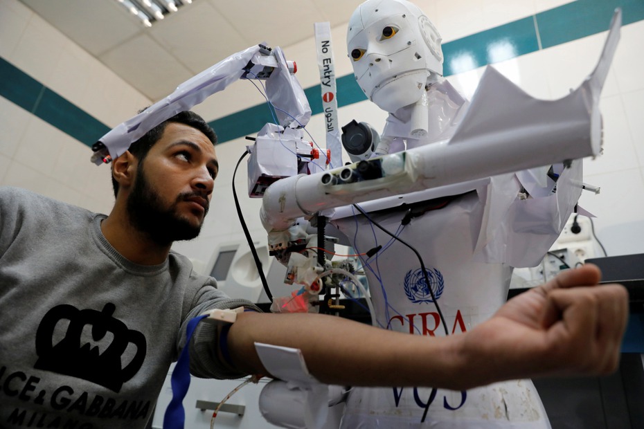遠端遙控機器人Cira-03，可幫人篩檢新冠肺炎、量體溫，還會提醒人們要戴口罩。路透社