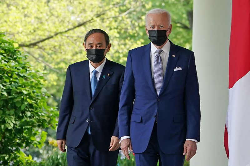 圖為美國總統拜登（右）和日本首相菅義偉（左）十六日正一同前往白宮玫瑰園召開聯合記者會。法新社