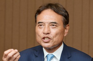 三得利控股社長新浪剛史提出「45歲屆齡退休」，在日本引發軒然大波。路透