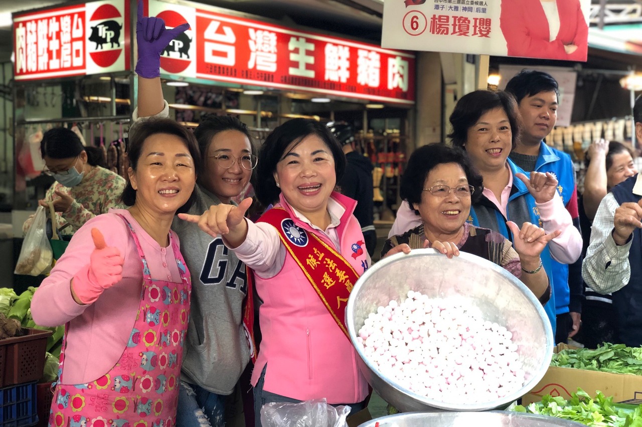 楊瓊瓔市場掃街拜票 支持者送菜頭祝好彩頭 | 聯合新聞網
