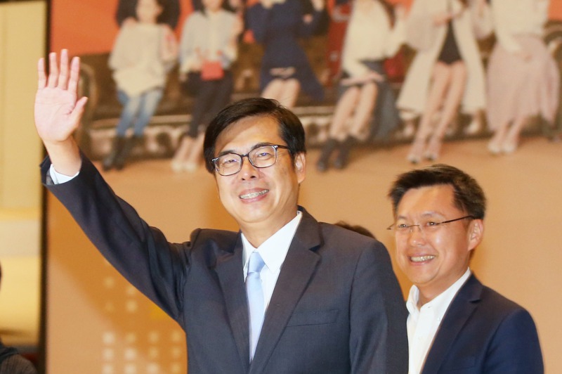 九合一選舉期間，民進黨高雄市長候選人的陳其邁（左）在立委趙天麟一同現身辯論會場。圖／聯合報系資料照片