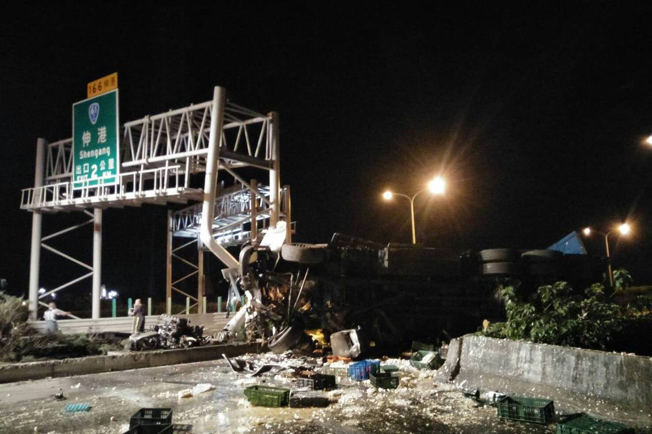 台61線彰化路段蛋車撞護欄起火 司機及印尼移工慘死