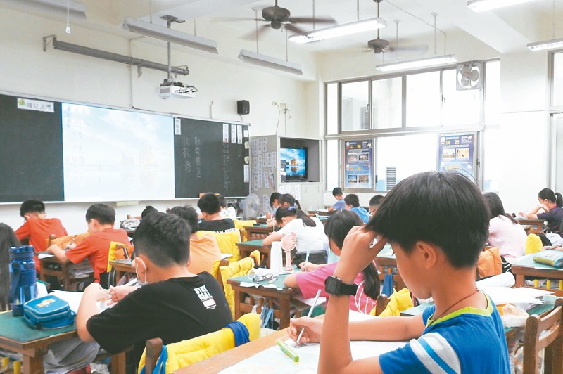 行政院長蘇貞昌昨宣布，2022年夏天以前全台高中以下班班有冷氣，不少第一線老師「既期待又怕受傷害」。圖／聯合報系資料照片
