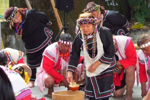 原住民部落每年在小米產季時，都會釀製小米酒供慶典祭祀及宴請外賓飲用。圖／羅娜社區發展協會提供