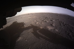 美國太空總署（NASA）火星探測器「毅力號」在美東時間十八日登陸火星後，傳回第一張彩色照片。美聯社