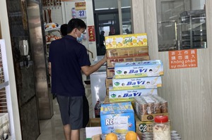 販售東南亞食品的商行如雨後春筍般設立，讓不少在台灣的新住民、移工來店選購家鄉食物，一解鄉愁。記者陳雅玲／攝影