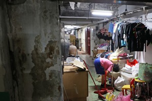 信維大樓三至六樓住宅，因坪數小，被稱「大安籠屋」，也因租金便宜，現在多是過去北漂到台北討生活的弱勢長輩租住。記者潘俊宏／攝影
