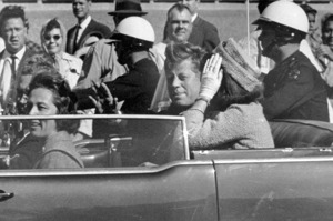 美國總統甘迺迪1963年11月22日在德州達拉斯遊街時遭到刺殺。圖為甘迺迪遇刺前向群眾揮手，第一夫人賈桂琳坐在他身邊。美聯社