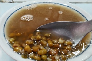 想消暑，還是喝碗冰糖綠豆湯。圖／聯合報系資料照片