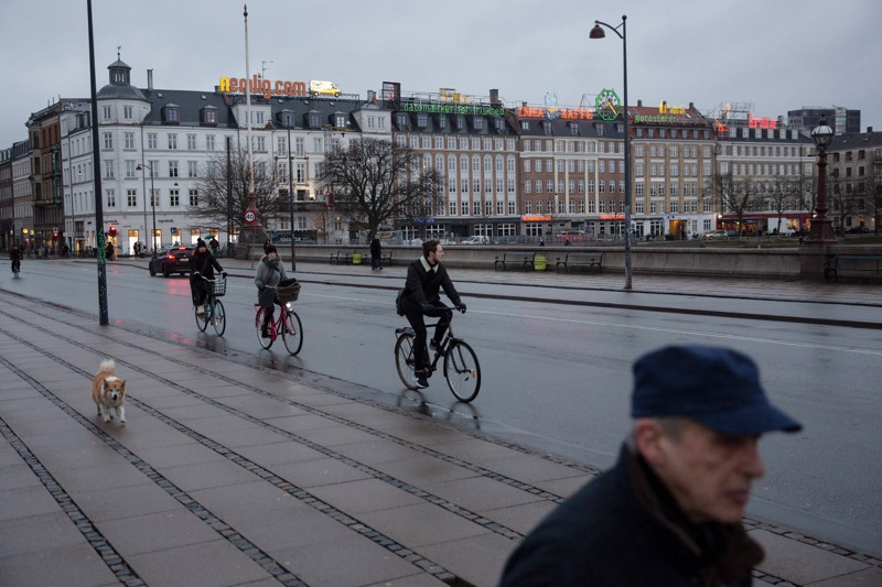 丹麥稅負極高，政府原就有預算提供慷慨的社會安全網計畫。圖為哥本哈根街頭民眾騎乘自行車。紐約時報