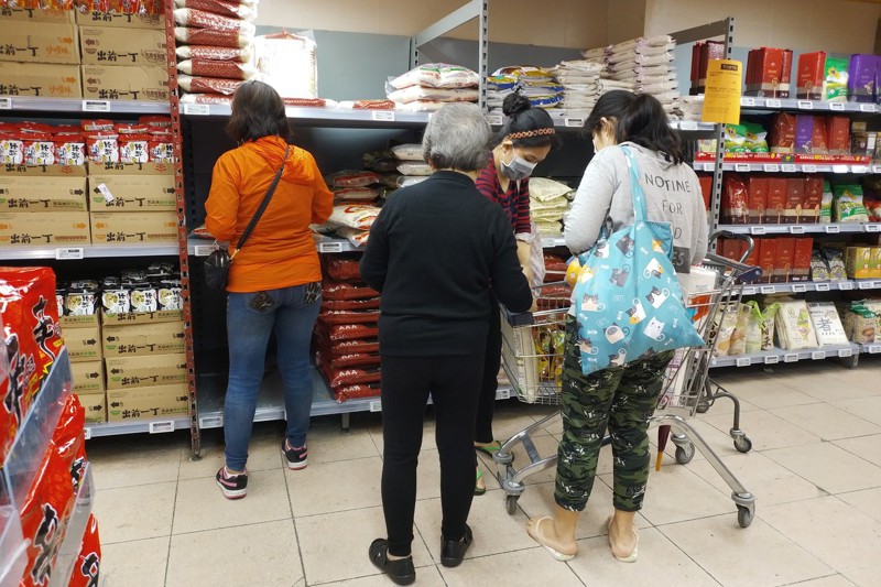 香港再次出現市民搶購大米現象。4月3日灣仔一家超市貼出告示，每單交易限購兩件。 中新社