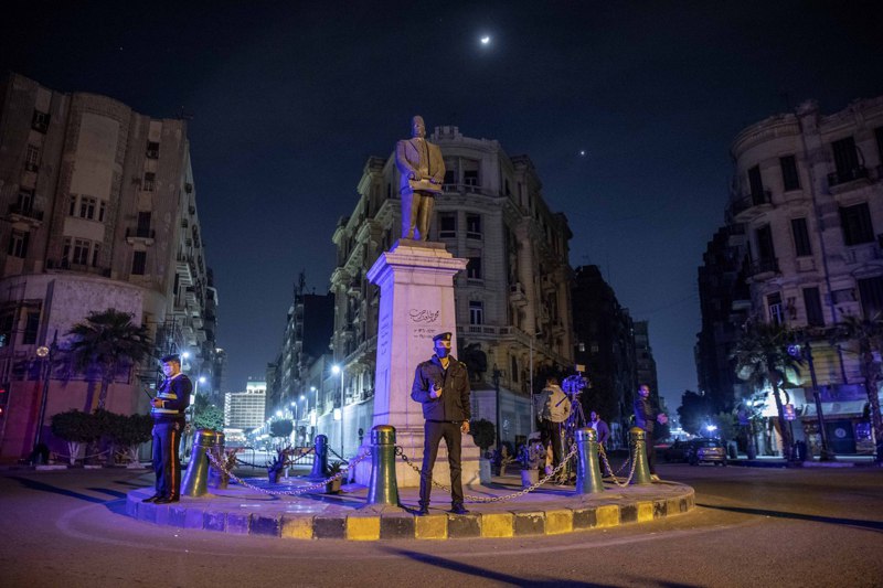 埃及3月29日在開羅市區部署化學戰部隊，隔離市區某些區域。 美聯社