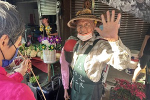 環保玩具「妙妙蟲」10分鐘賣光 台南85歲達人手藝受歡迎