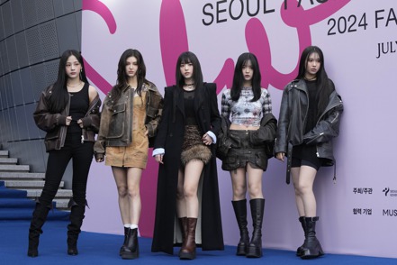 南韓通路產業正積極經營「K-Fashion」的海外市場，以日本為前哨站。圖為南韓女團NewJeans於2月1日在首爾時裝周的資料照。美聯社