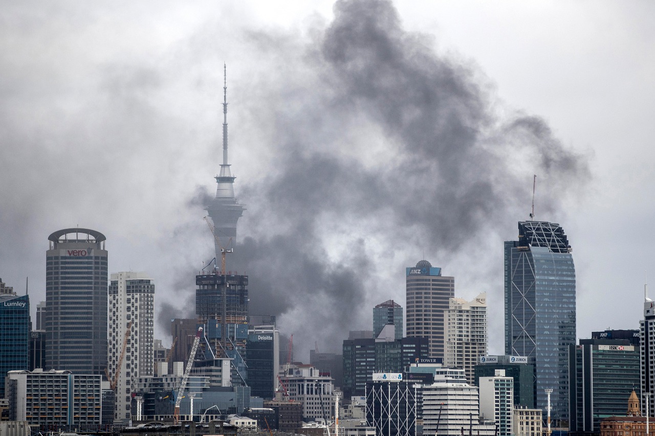 紐西蘭最大建案失火濃煙瀰漫 當局發布健康警示 | 聯合新聞網