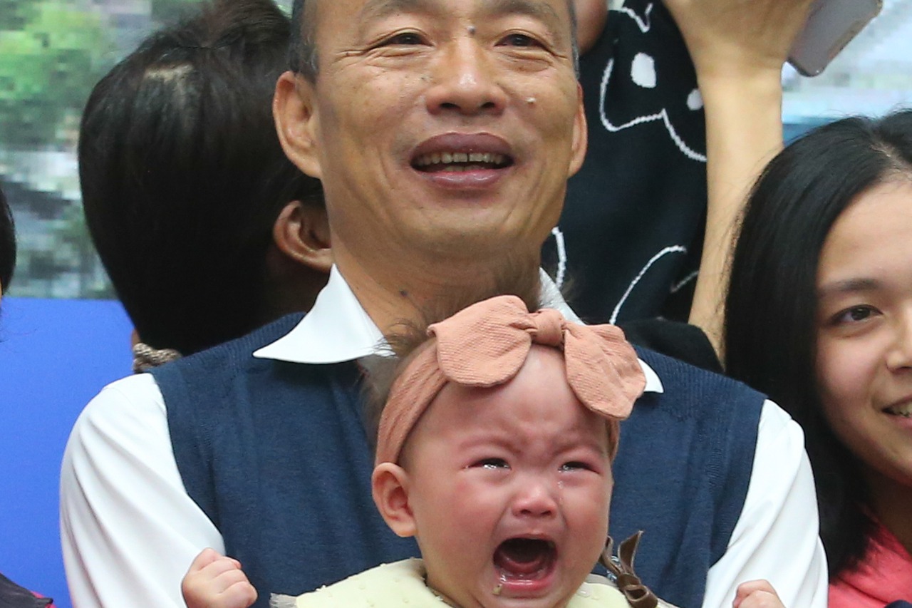 一抱嬰兒就大哭 韓國瑜：他可能沒看過禿子 | 聯合新聞網