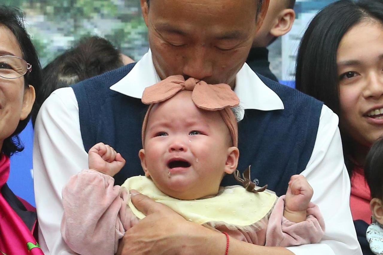 「阿公」陳芳明看韓國瑜抱嬰：你只是沒同理心的禿頭 | 聯合新聞網
