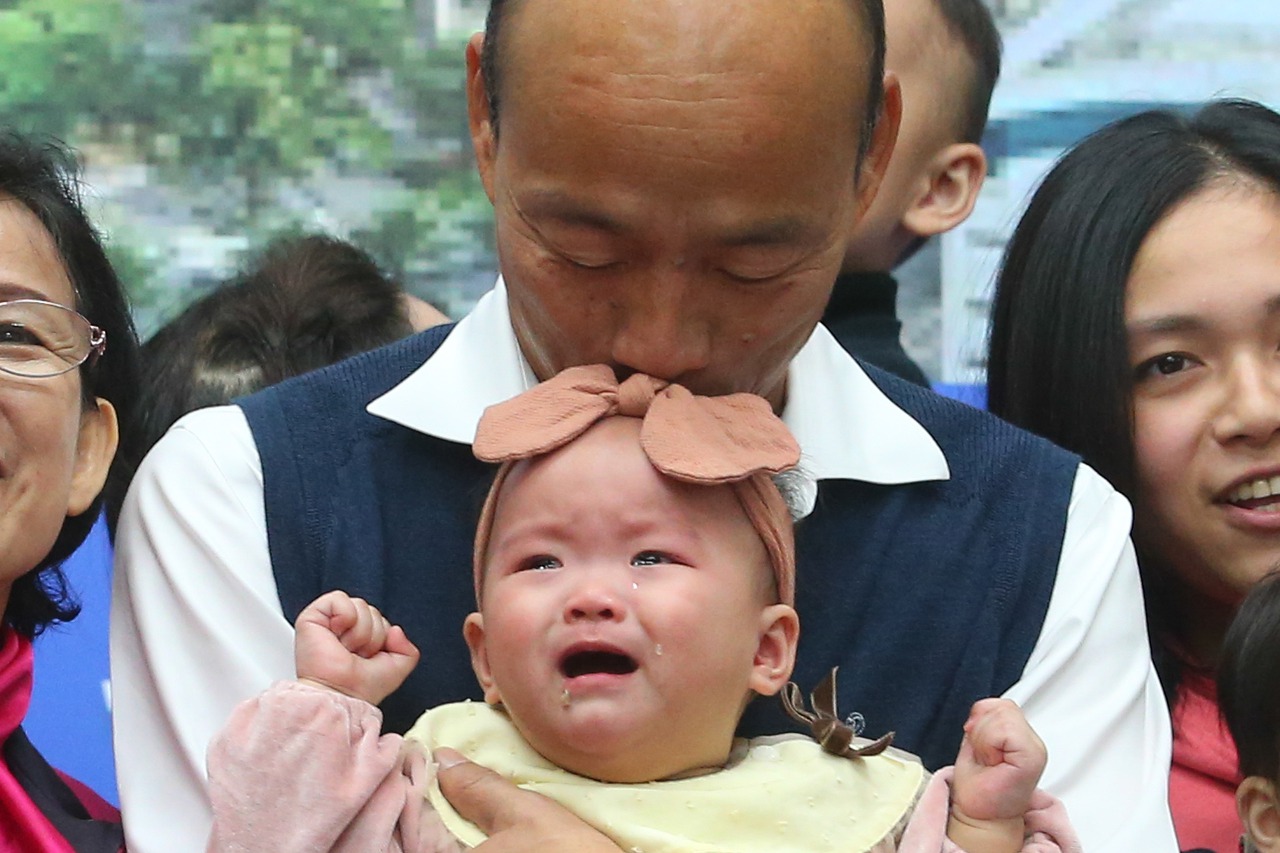 影／韓國瑜親女嬰引發議論 宋楚瑜分享抱嬰方式 | 聯合新聞網