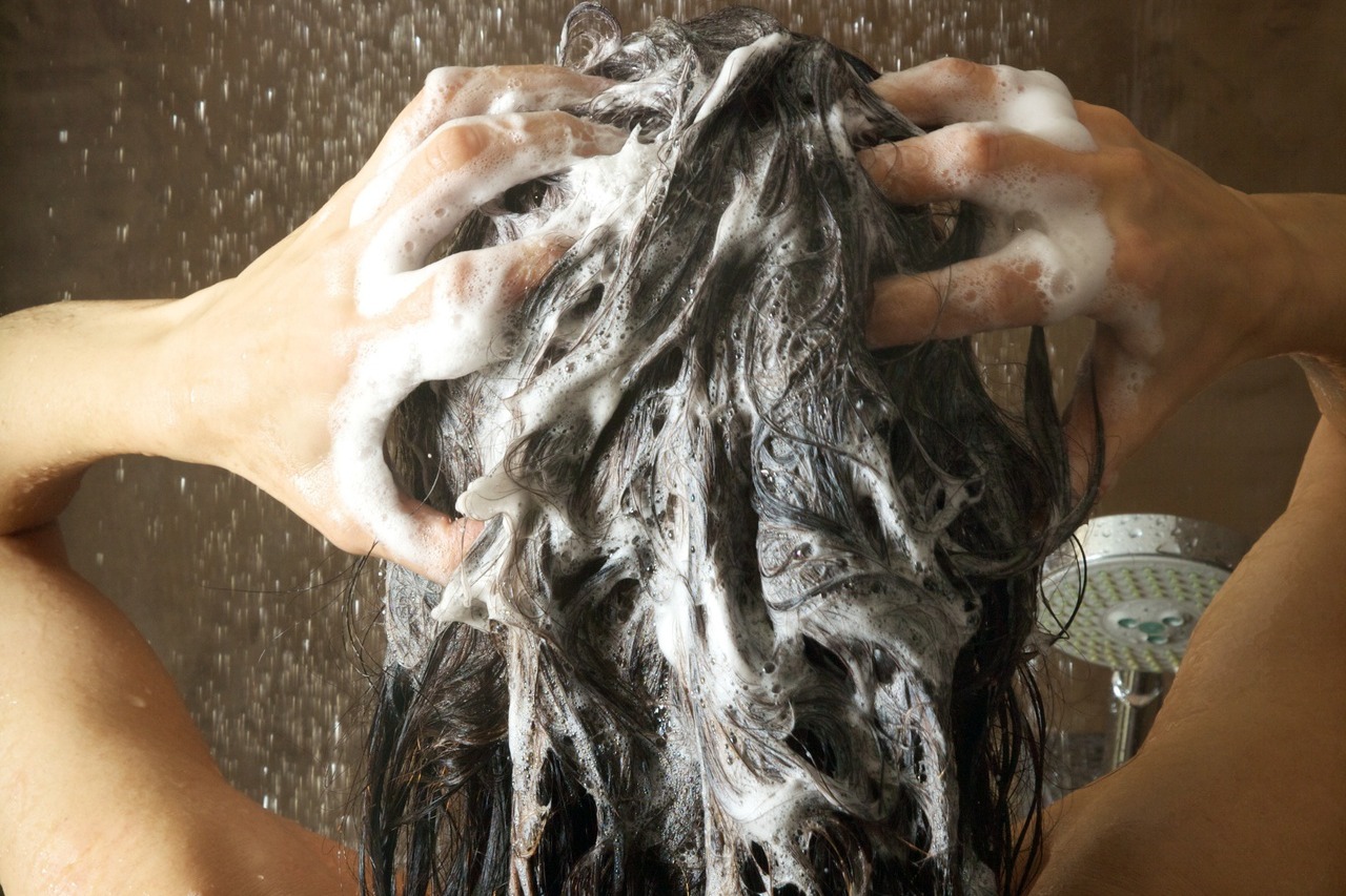 洗髮應用指腹按摩頭皮，再用清水洗淨。
