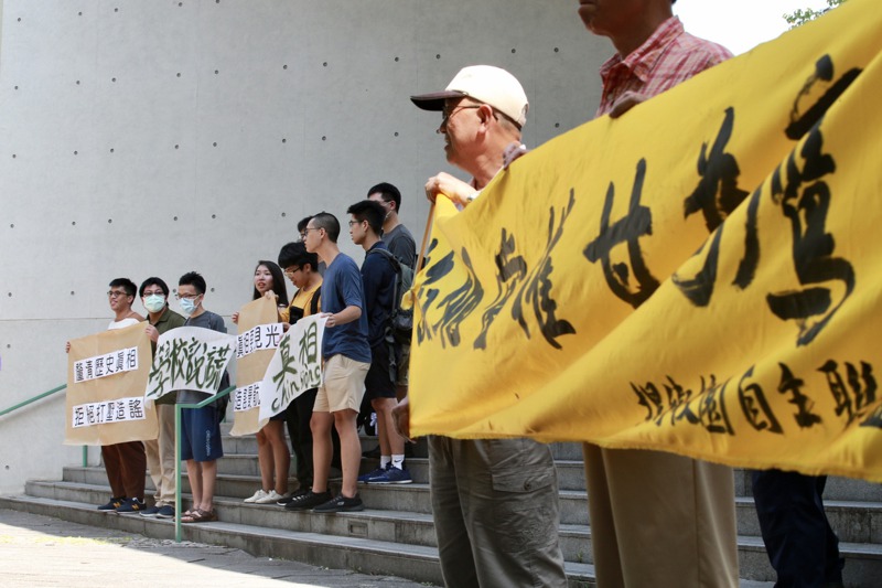台灣大學今天上午舉行校務會議，成立「校園轉型正義小組」的提案並未通過，場外則台大校友與學生各自拉布條表達立場。記者許正宏／攝影