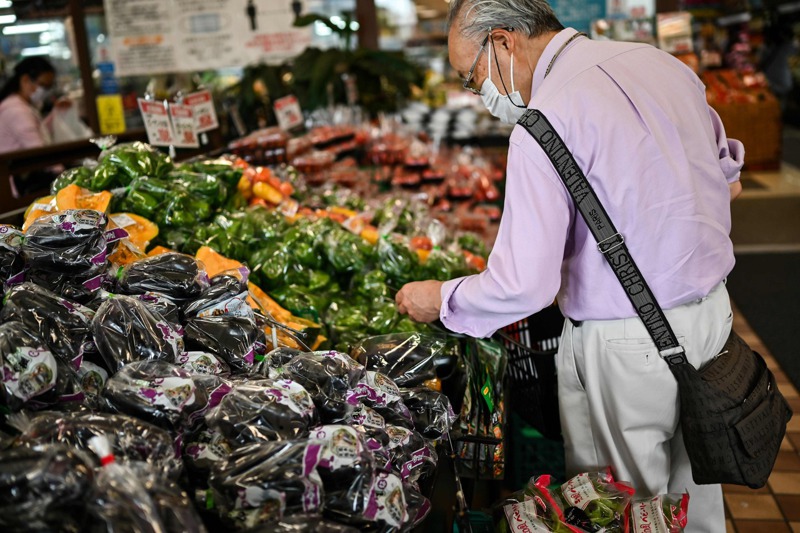日本習慣包裝，超市內的蔬菜都裝在塑膠袋內販售。 法新社