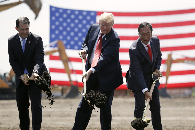美國總統川普（中）與鴻海創辦人郭台銘（右）2018年6月在威州拉辛郡蒙特普萊森村的富士康新廠址主持破土儀式。美聯社