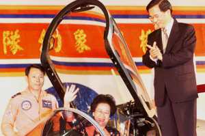 陳水扁總統（右）與呂秀蓮副總統（中）上午到新竹空軍基地主持空軍第499聯隊幻象戰機成軍典禮，陳水扁並邀請呂秀蓮登上戰機，慶祝她的農曆生日。圖／聯合報系資料照片