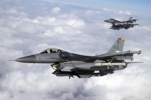 美國空軍35聯隊的尾翼上保留「野鼬」縮寫的WW字樣，圖中F-16翼下掛著AGM-88的練習彈。圖／美國空軍檔案照片