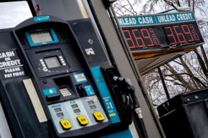 國際原油價格上周一度突破每桶105美元，打破2014年紀錄。法新社