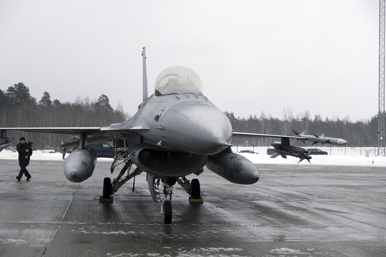 Re: [新聞] 紐時：美國考慮將承諾提供給台灣的F-16轉送給波蘭