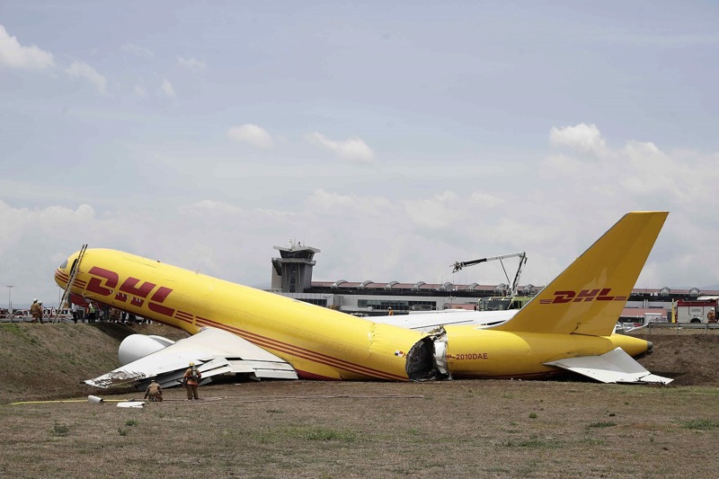 全球最大運輸公司之一的DHL旗下一架7日原定飛往瓜地馬拉的波音757-200貨機，在哥斯大黎加胡安聖瑪麗亞國際機場緊急著陸，最後不僅滑出跑道，機身更斷成兩截。歐新社