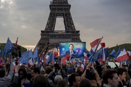 2017年，法國選民拒絕了疑歐派的民粹人物雷朋，選擇了馬克宏。2022年，就在斯洛維尼亞大選前夕，法國選民再度做出相同的抉擇。 美聯社